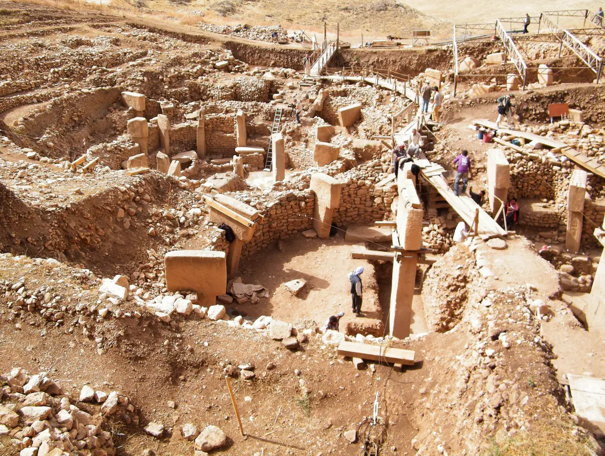 T-shaped pillars and wall remains in the excavation area.