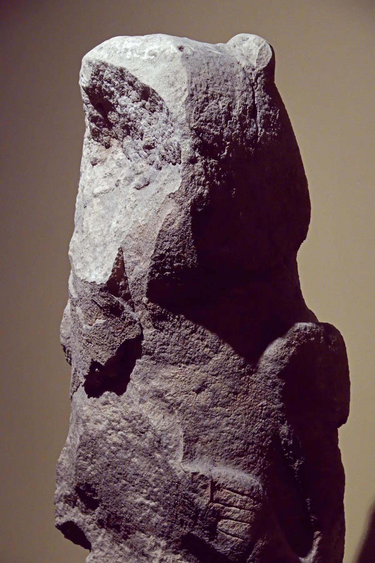 A museum view of the carved Göbekli Tepe totem-like sculpture.