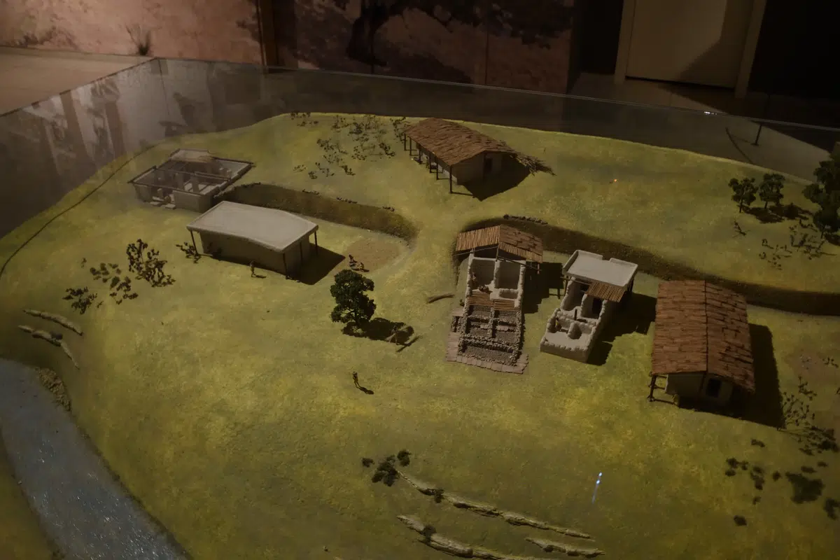 A museum diorama reconstructing a building at Nevalı Çori.