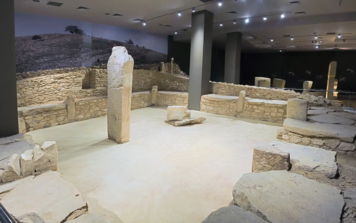 Panoramic museum reconstruction of the Nevalı Çori building.